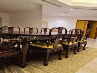 طاولة طعام  مع عدد ٨ كراسي
