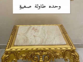 مجموعة من خمس طاولات