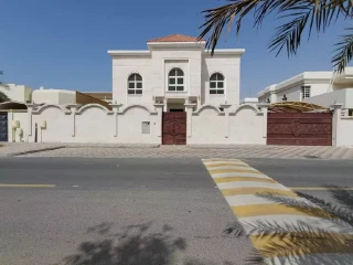 للبيع  فيلا جديدة في القوز (ضاحية واسط) /الشارقة 