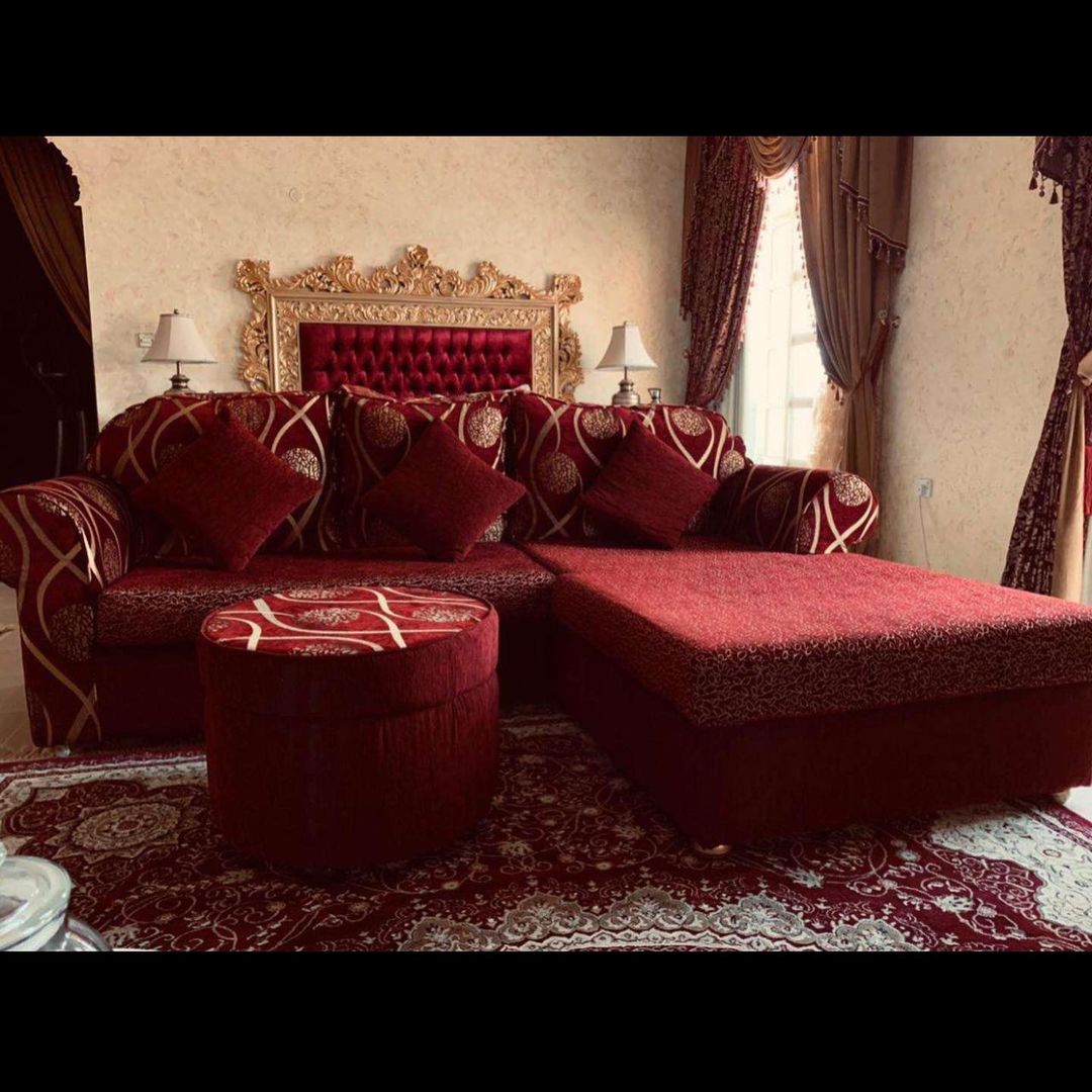 كنب مع الطاولة بحالة ممتازة يكفي 3 -4اشخاص