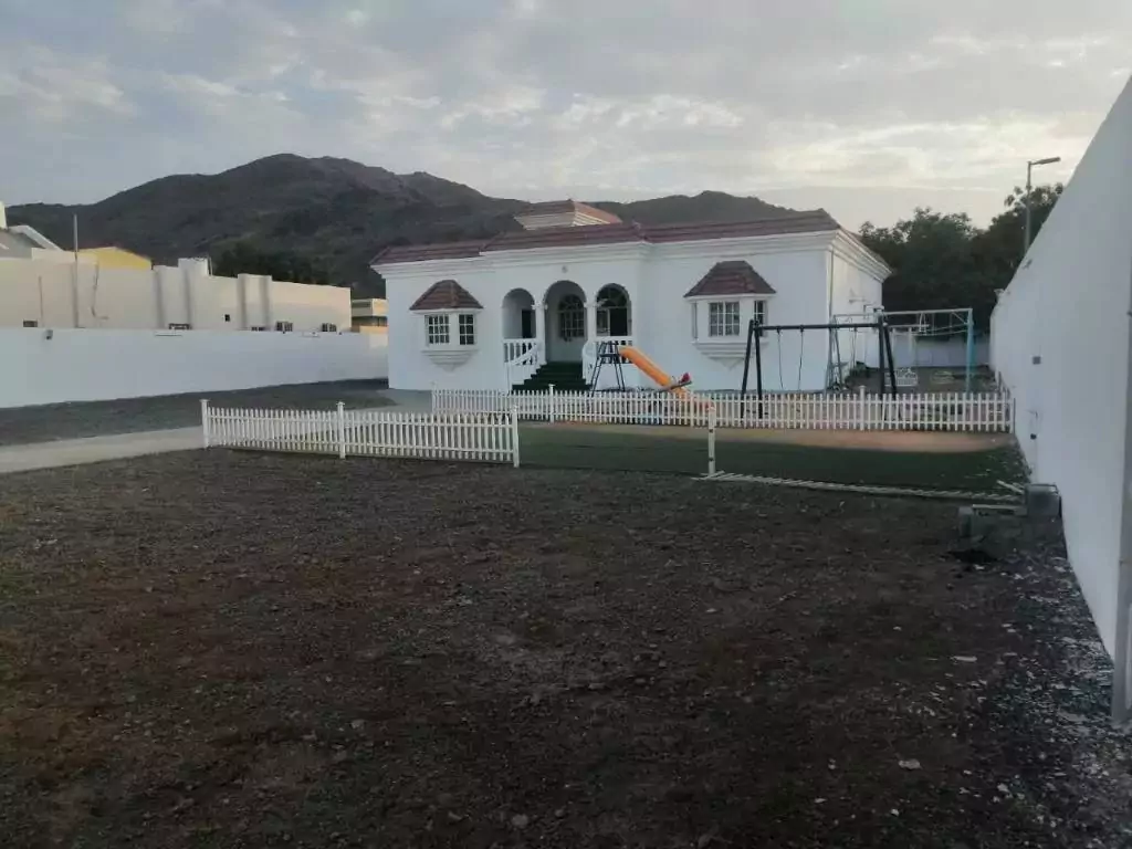 للإيجار فيلا في سكمكم علي الطريق العام مباشرة 