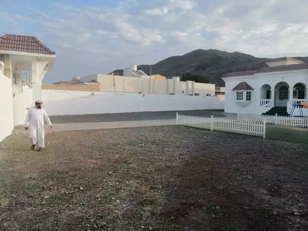 للإيجار فيلا في سكمكم علي الطريق العام مباشرة 
