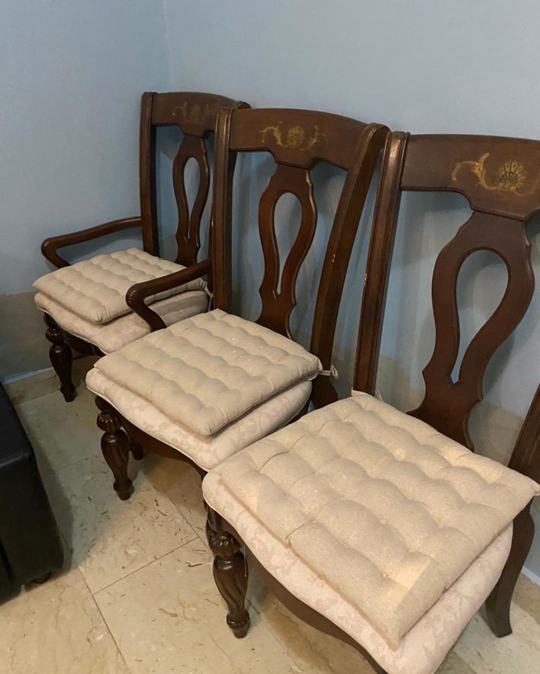 طاولة طعام+جلسة كنب +سرير اطفال +مكتبة زاوية