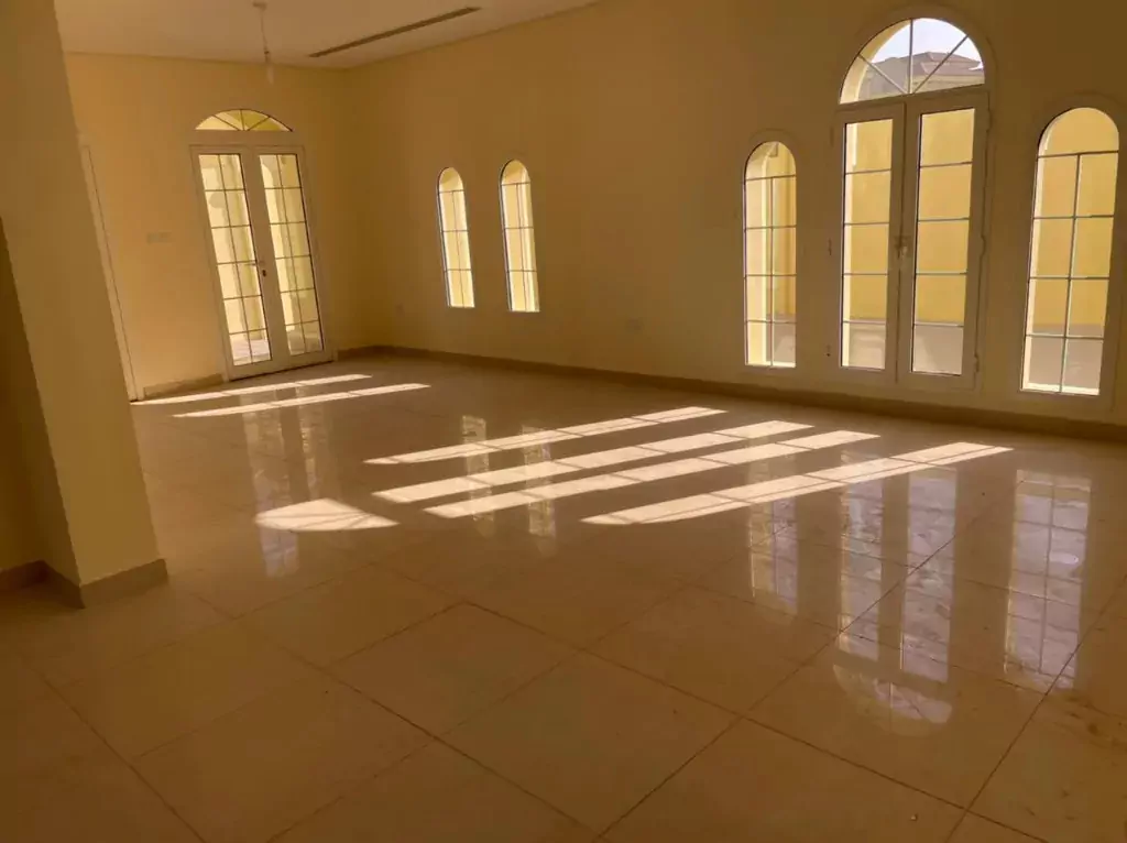 فيلا زاوية للإيجار في مجمع بوابة الشرق.