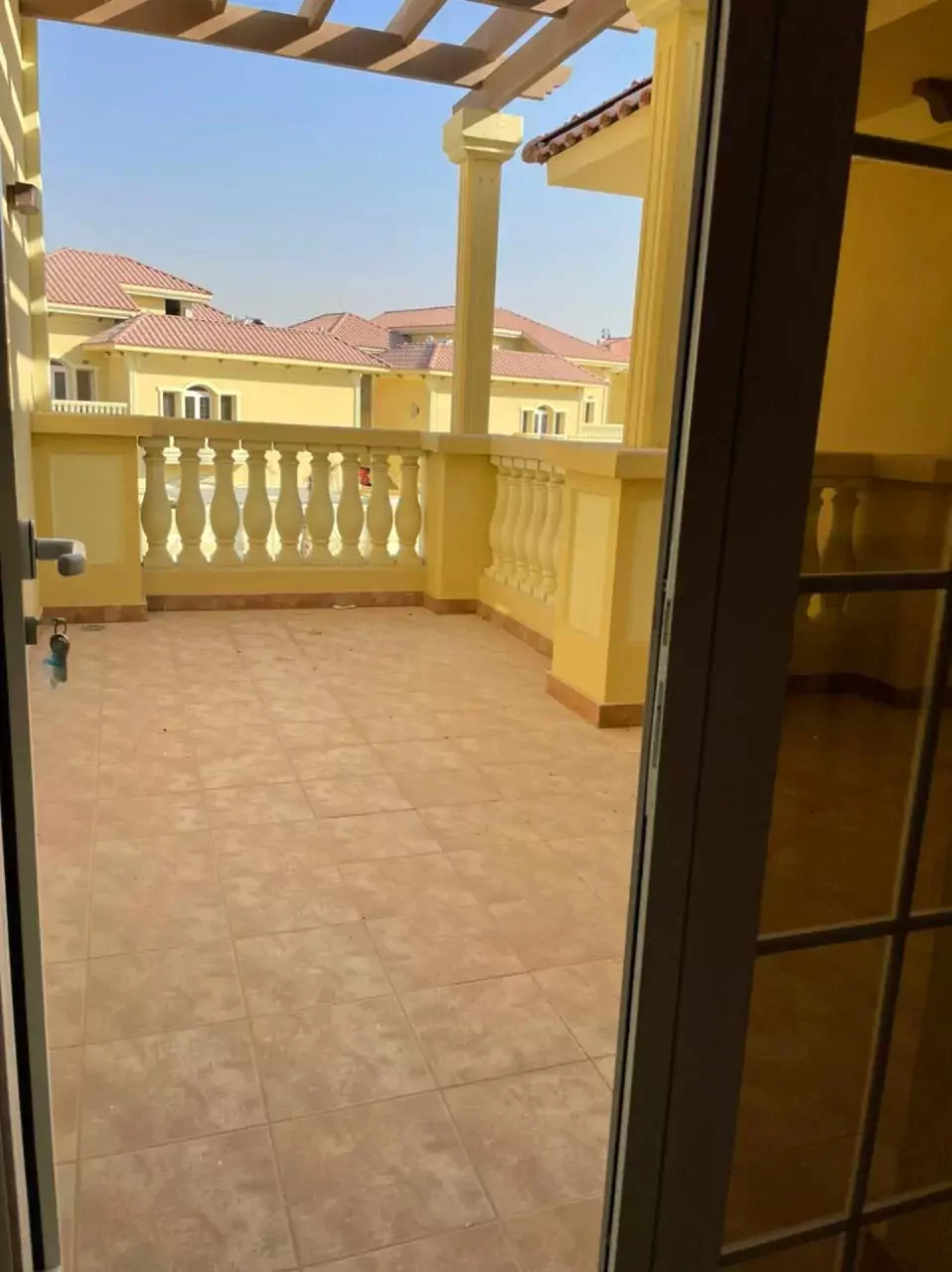فيلا زاوية للإيجار في مجمع بوابة الشرق.