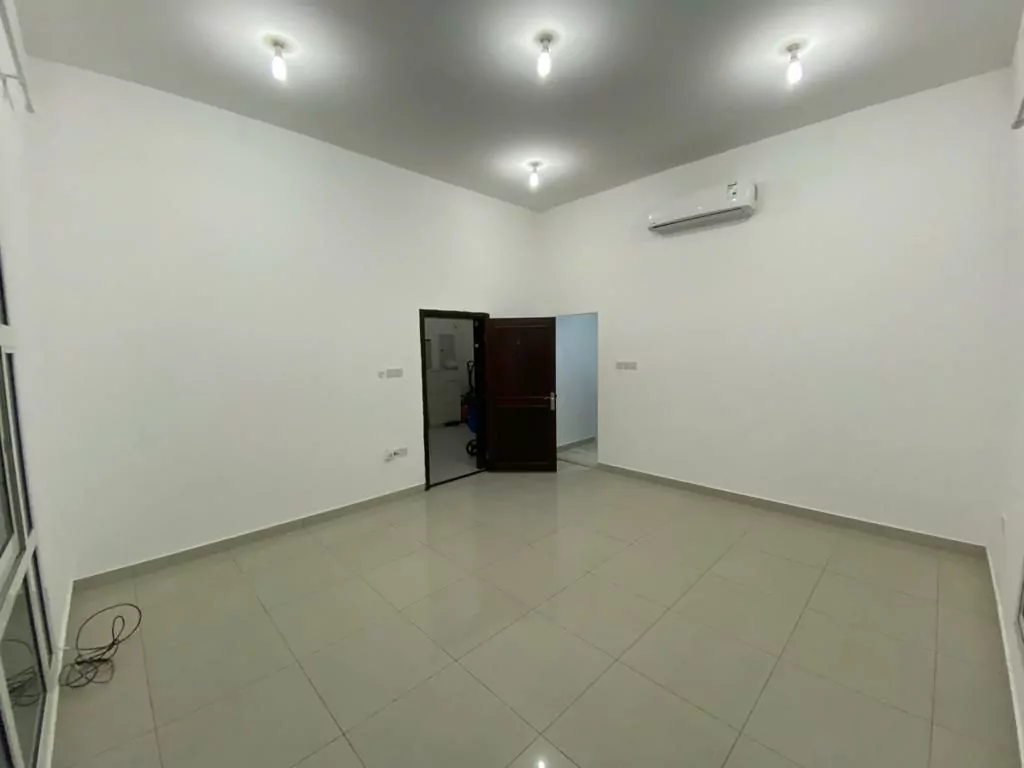 استوديو طابق أرضي للإيجار داخل مدينة خليفة أ