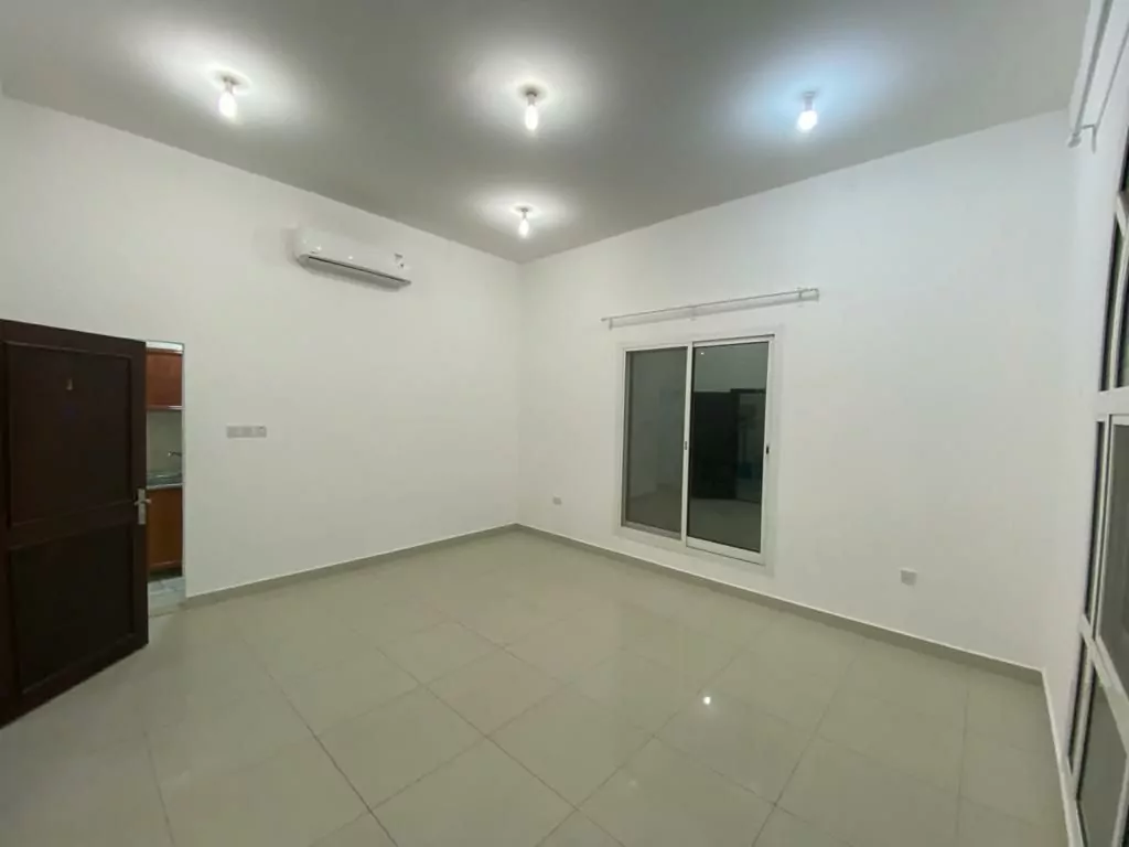 استوديو طابق أرضي للإيجار داخل مدينة خليفة أ