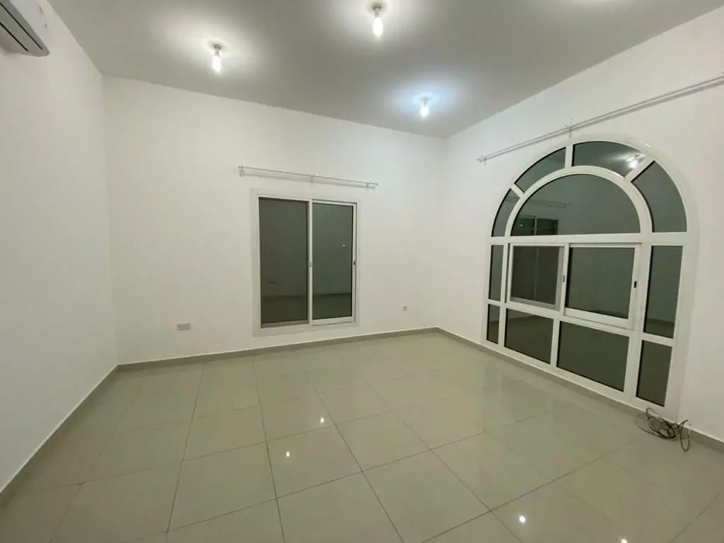استوديو طابق أرضي للإيجار داخل مدينة خليفة أ