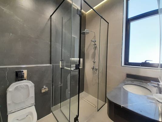 ip للايجار مدينة الرياض الفيلا على زاوية حجر من الخارج وتكييف مركزي وتشطيب vip